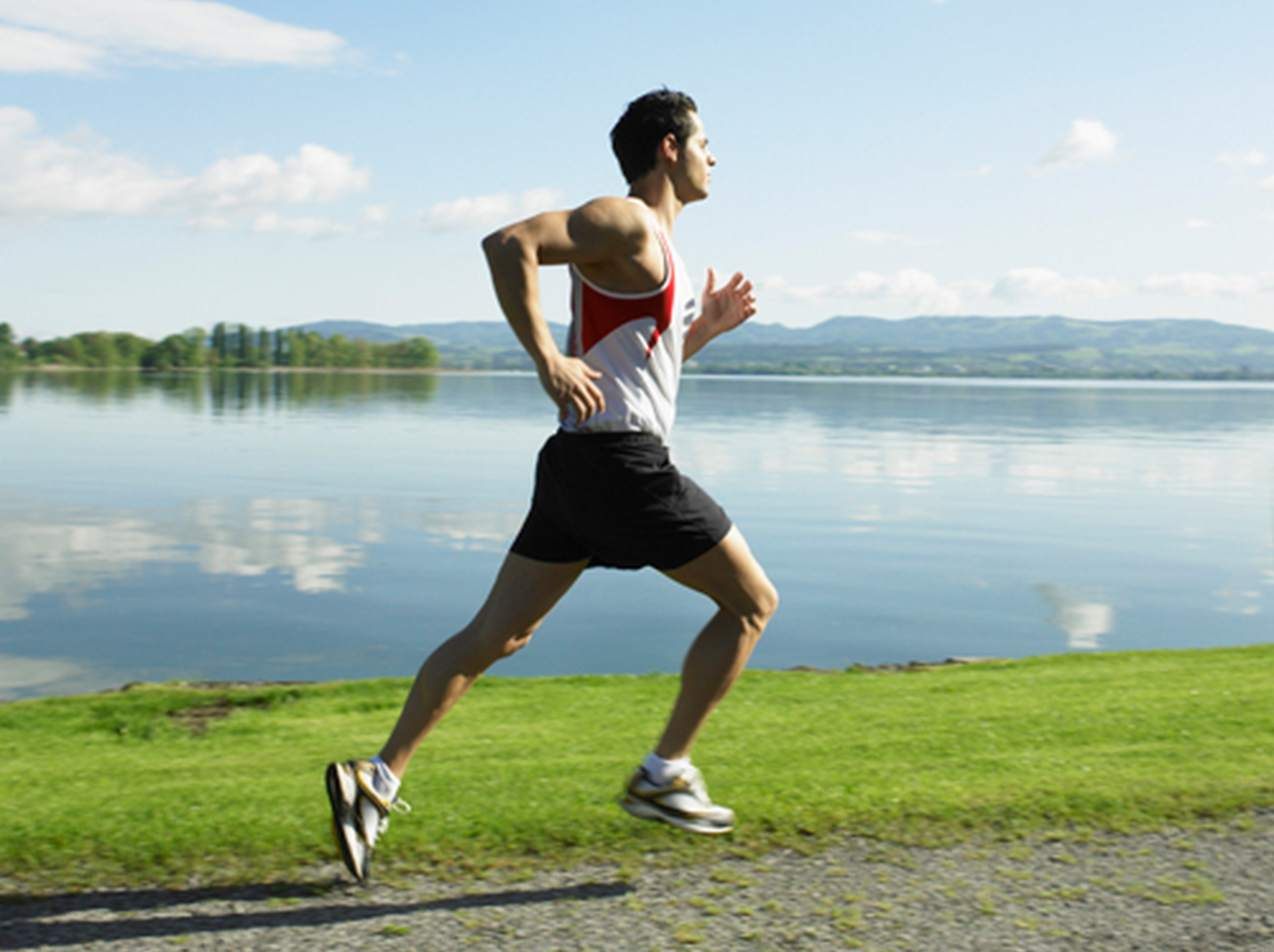 Can your run. Парень бежит. Спортсмен бежит. Парень на пробежке. Бегущий человек.